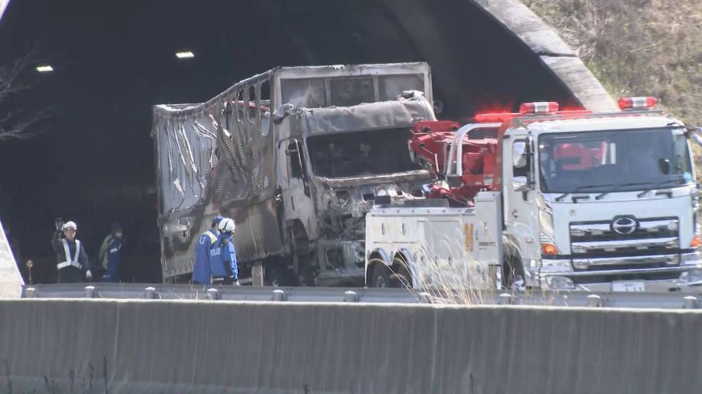 新名神高速で悲劇「前見てなかった」トラック追突で子ども3人含む6人死亡