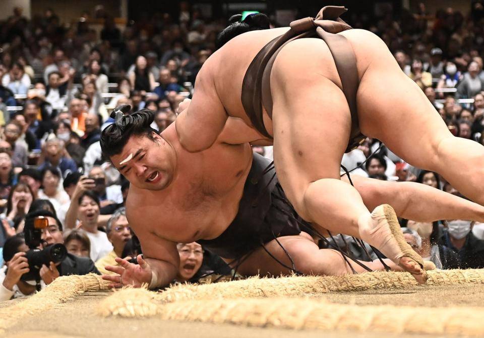 大相撲、優勝の行方は最大6人の決定戦も。霧島敗れ3敗で並ぶ大混戦
