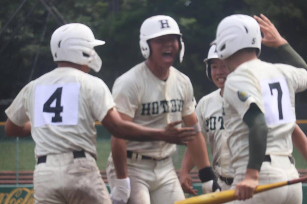 報徳学園、16年ぶり優勝 9回主将の満塁弾で智弁和歌山との乱打戦を制す