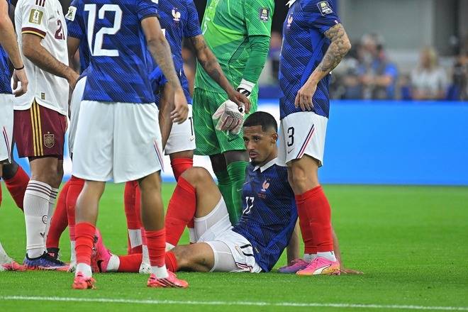 W杯準決勝でフランスに悪夢。失点直後、守備の要サリバが接触なくまさかの負傷交代